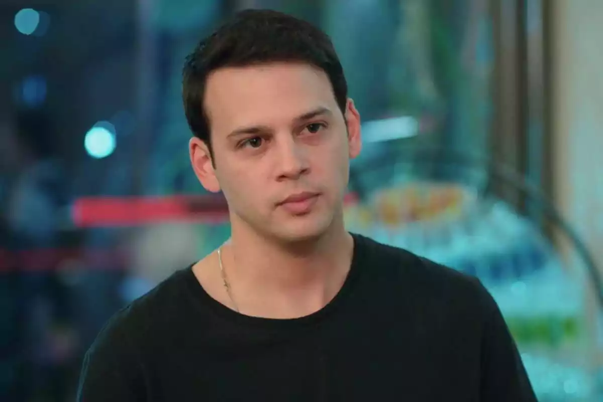 Captura de Oğulcan serio en un capítulo de Hermanos en Antena 3