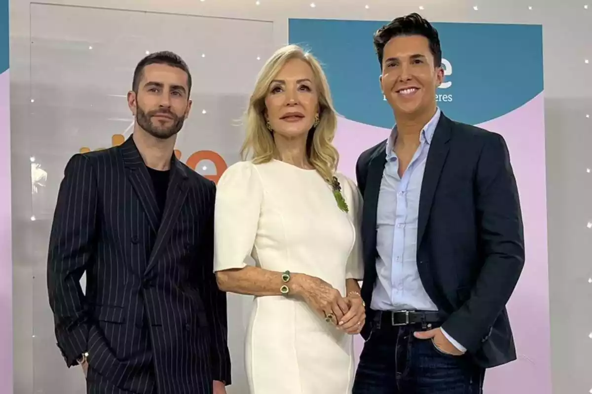 Posado de Pelayo Díaz, Carmen Lomana y Omar Suárez en la presentación del nuevo Corazón