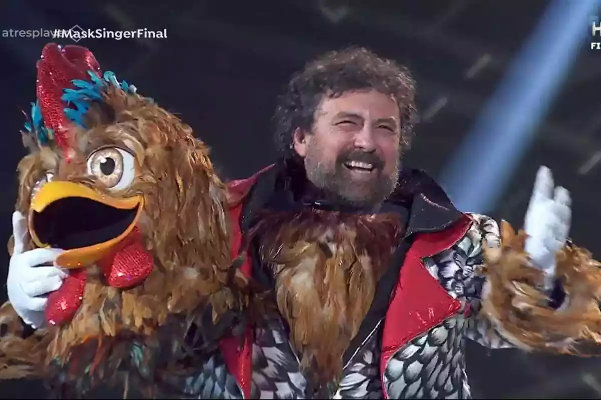 Paco Tous sonriendo desenmascarado como gallo en Mask Singer