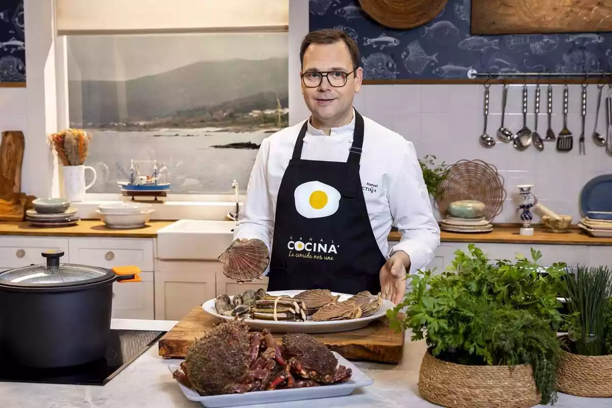 Fotografía de Manuel Costiña como presentador de Pasión por el marisco en Canal Cocina