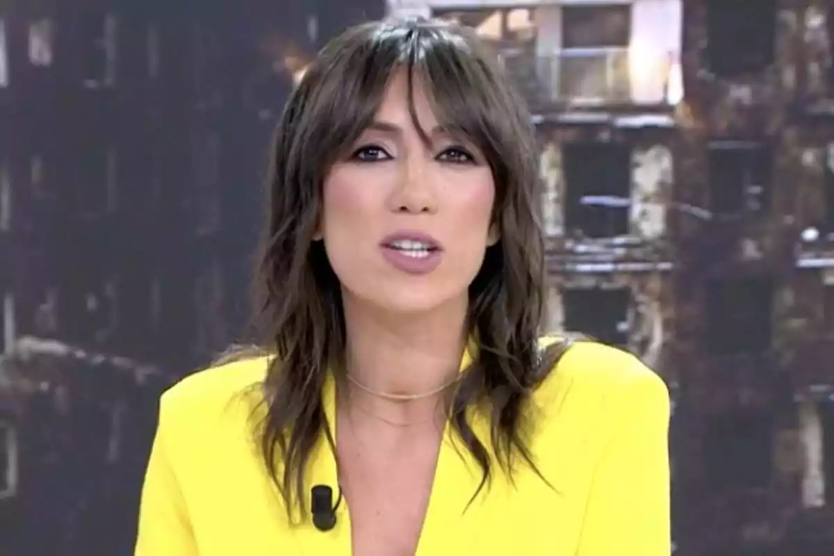 Captura de Patricia Pardo mirando a cámara con un vestido amarillo en su vuelta a Vamos a ver en Telecinco