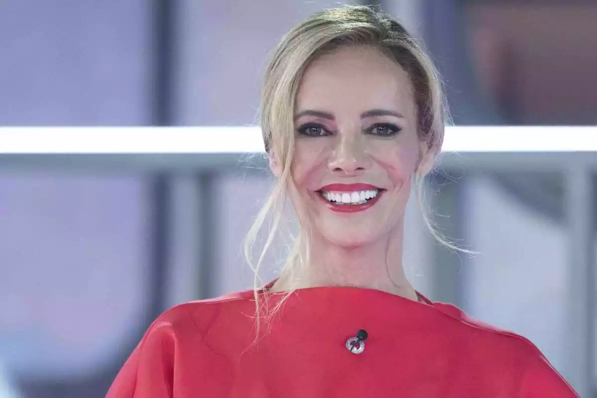 La presentadora Paula Vázquez sonriendo en el sexto programa de El Puente de las Mentiras