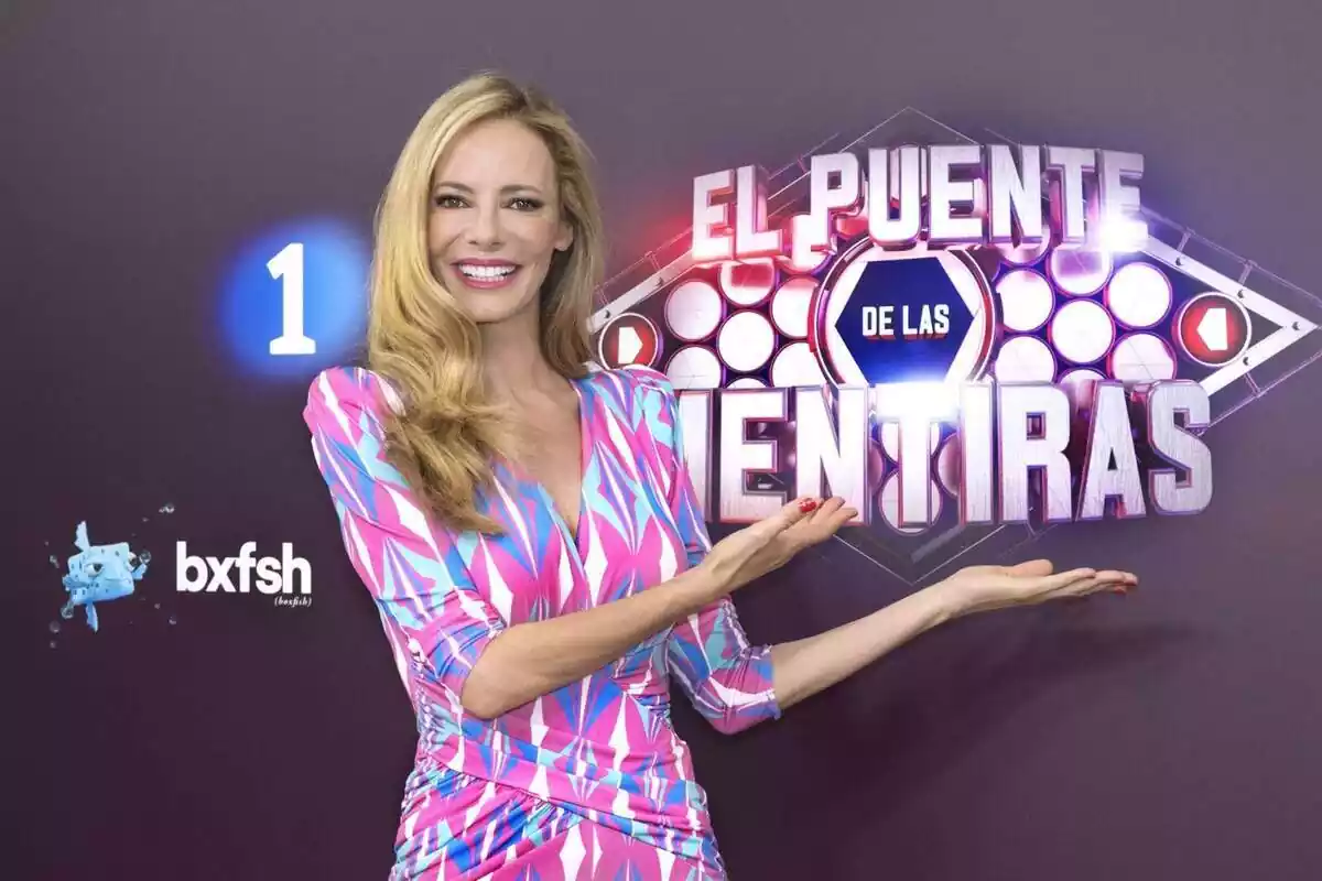 Paula Vázquez sonriendo junto al logo de El puente de las mentiras