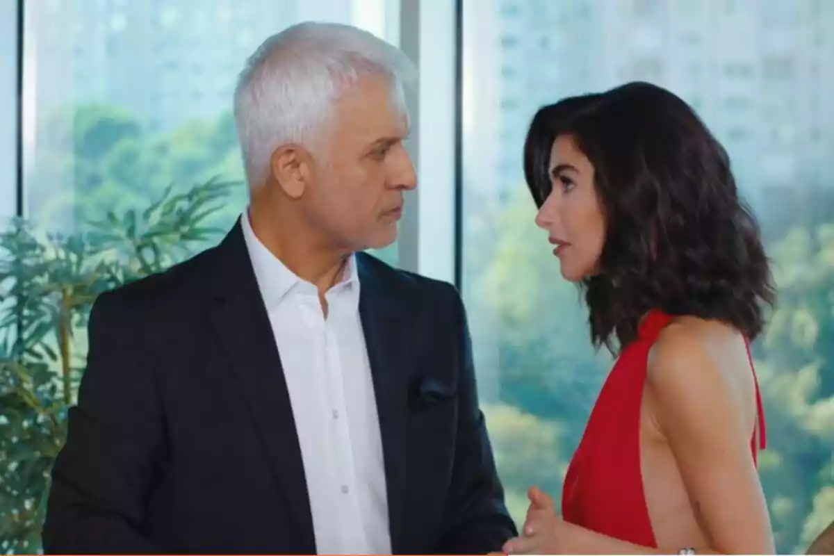 Captura de 'Pecado Original' con Halit mirando a Sahika mientras habla el 31 de enero de 2024