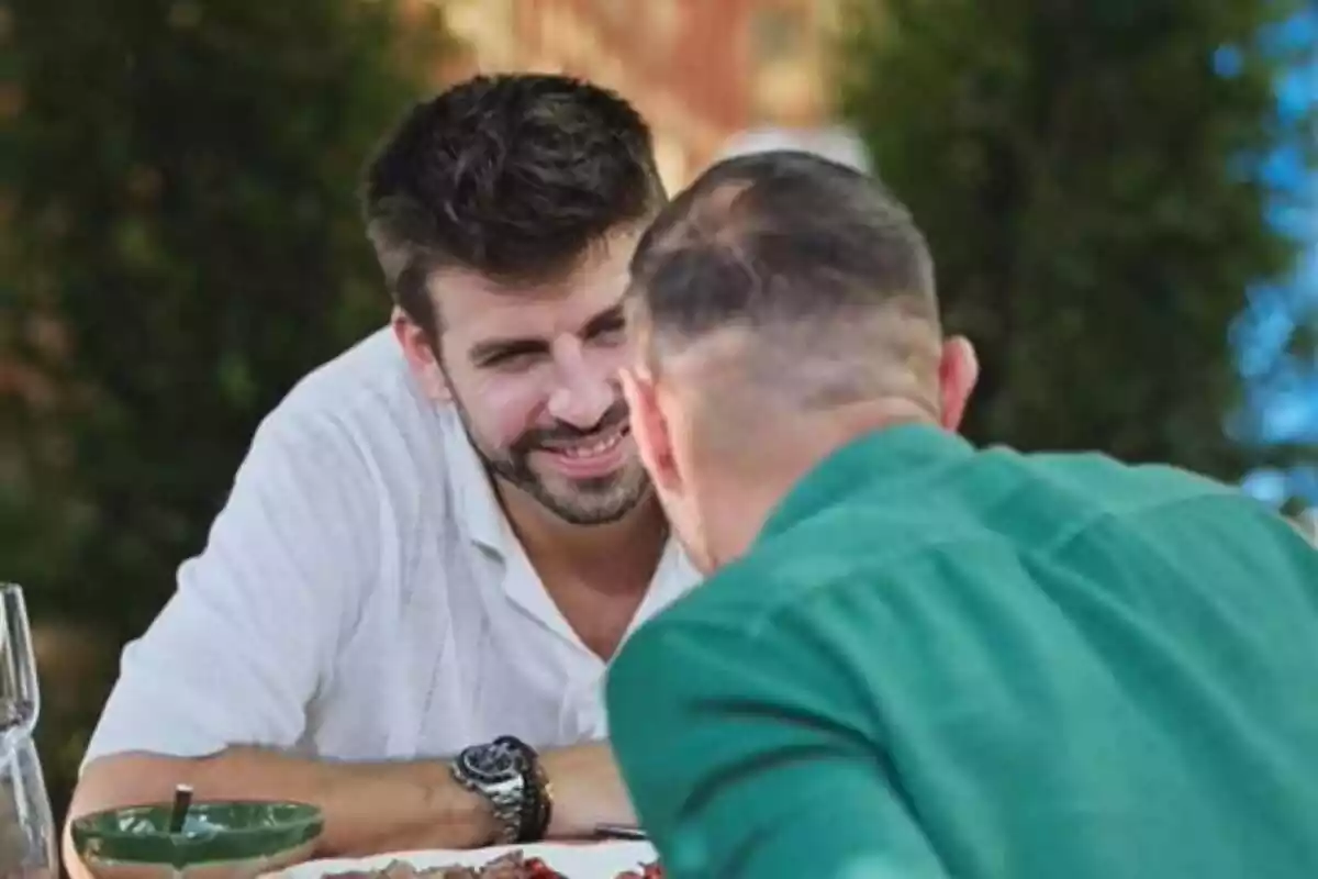 Pique sonriendo mientras habla con Joaquín Sánchez en 'El Novato'