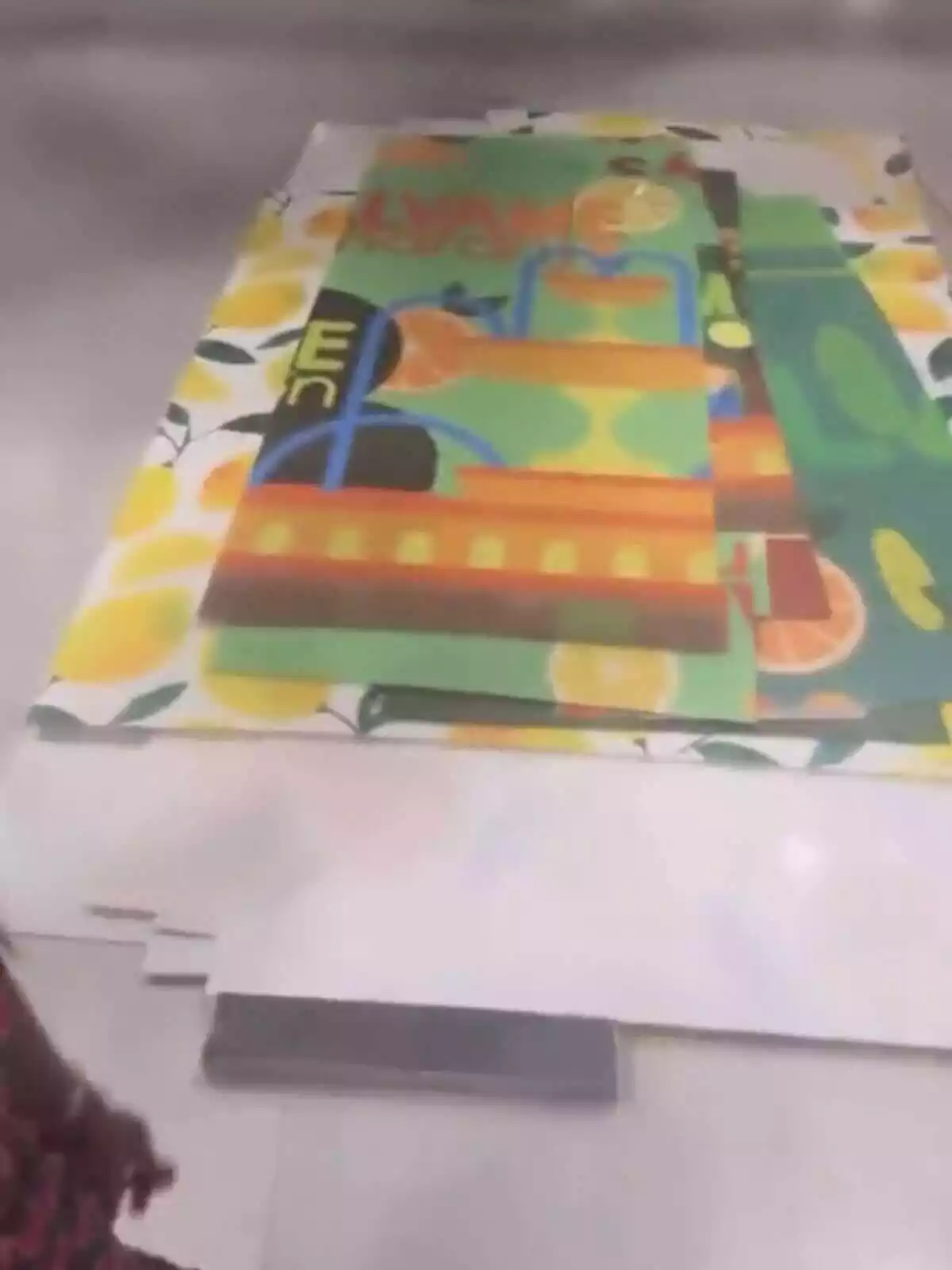 Los fondos del plató de Sálvame desmontado en el fondo