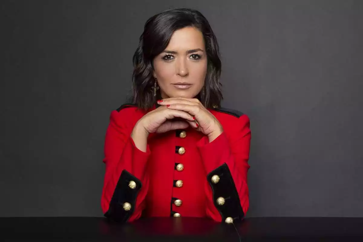 Posado de Alejandra Andrade como presentadora de Fuera de Cobertura en Cuatro