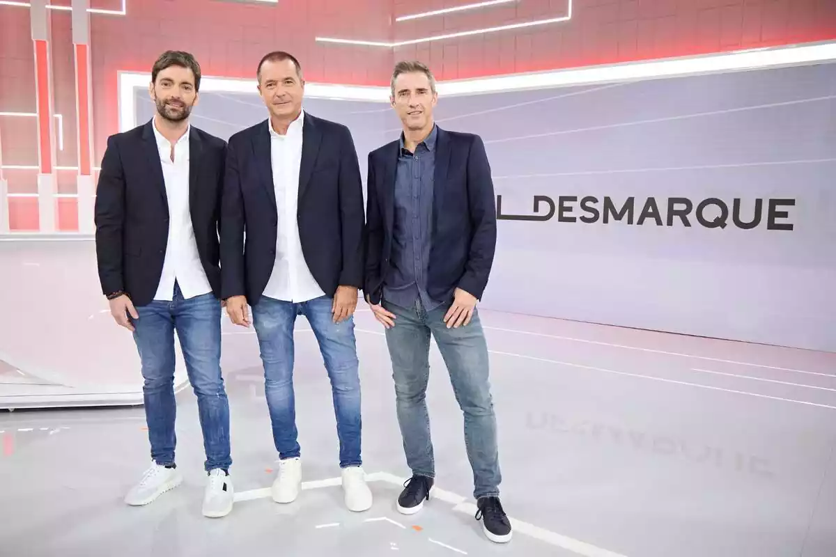 Fotografía de los presentadores de El Desmarque: Manu Carreño, Ricardo Reyes y Joseba Larrañaga
