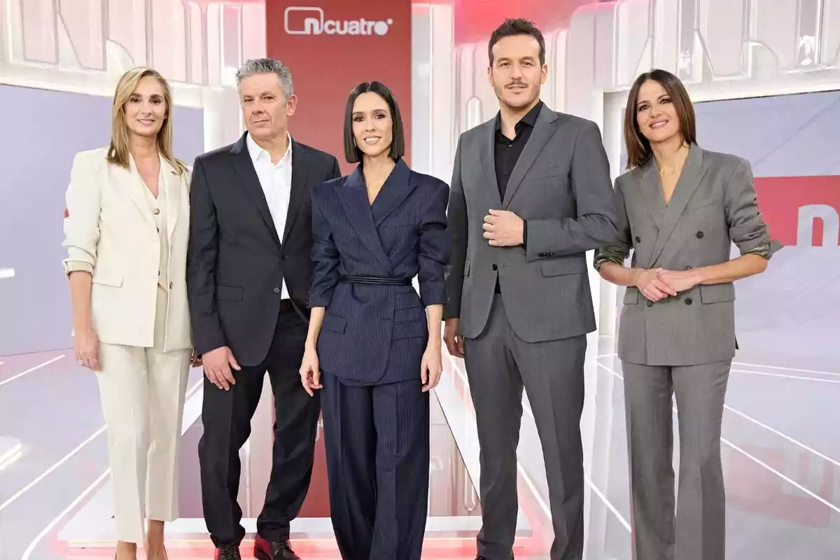 Fotografía de los presentadores de Noticias Cuatro en el nuevo plató: Alba Lago, Diego Losada, Mónica Sanz, Roberto Arce y Marta Reyero