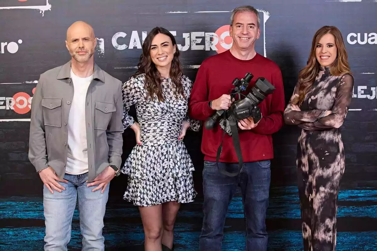 Posado de Nacho Medina con una cámara, Fanny Boehm, Adolfo Zarandieta y Silvia Ruiz en el regreso de Callejeros