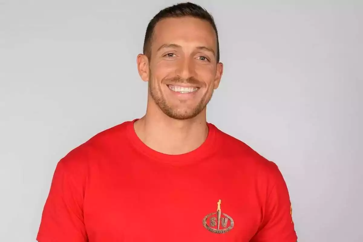 Posado de Rubén Torres sonriendo con la camiseta roja de Supervivientes