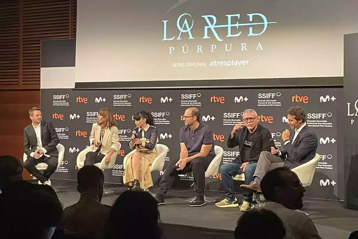 Presentación de La Red Púrpura en el Festival de San Sebastián, con Nerea Barros, Paco Cabezas, Montse García o Emilio Sánchez Zaballos