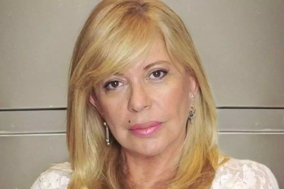 Primer plano de Bárbara Rey seria en una foto de archivo Primer plano de Bárbara Rey seria en una foto de archivo
