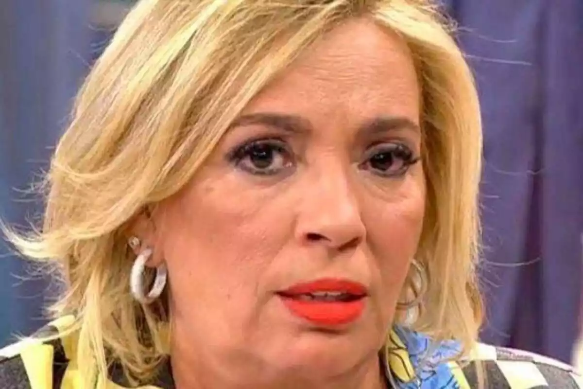 Primer plano de Carmen Borrego con rostro preocupado en el extinto programa 'Viva la vida' de Telecinco