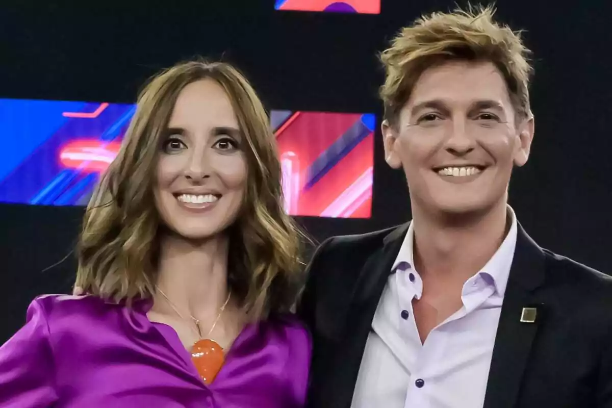 Primer plano de Xavi Martínez y Julia Varela como presentadores de Dúos Increíbles en La 1