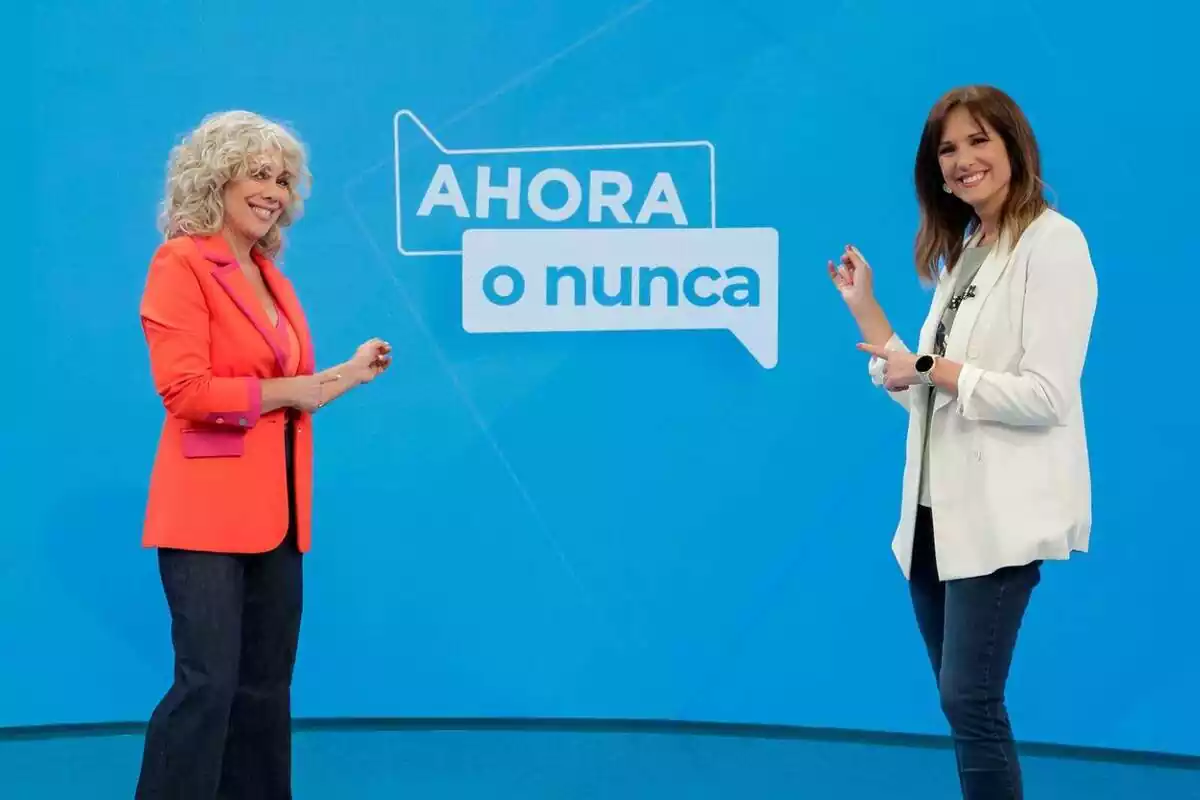 Raquel Martos y Mònica López señalando el logo de Ahora o Nunca en La 1