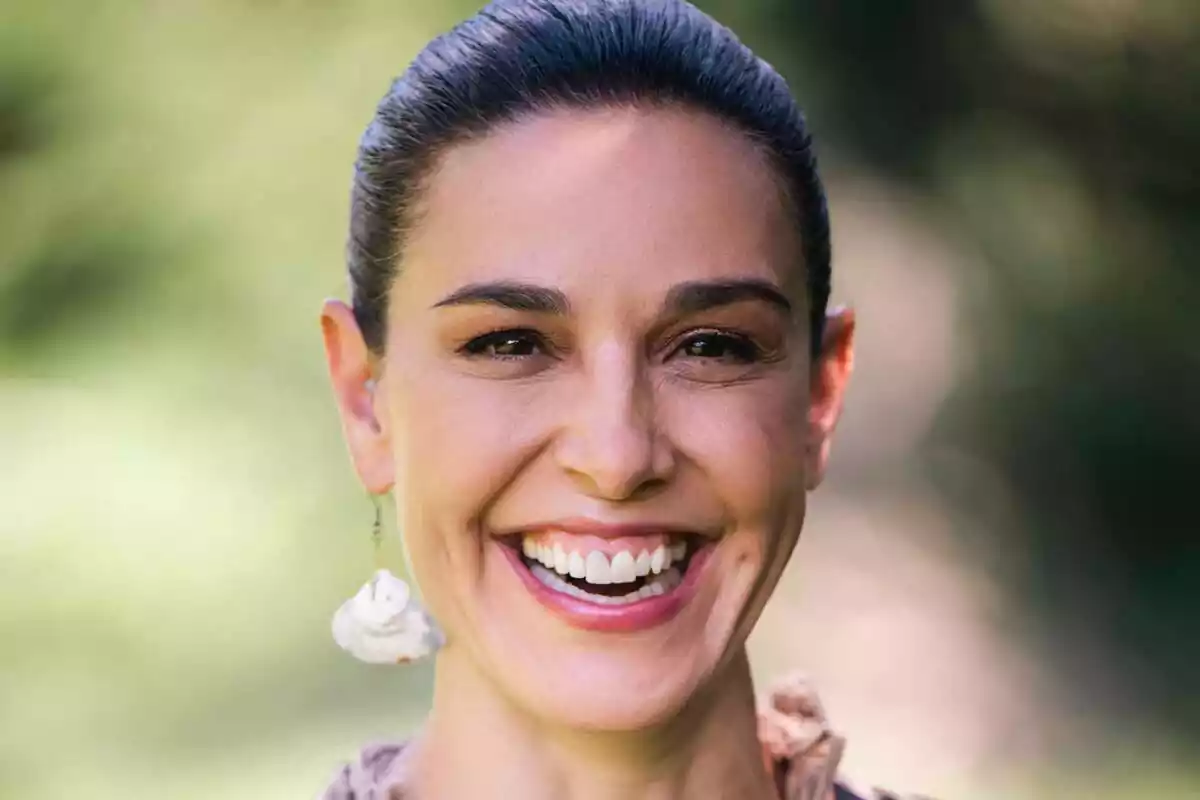 Raquel Sánchez Silva sonriendo en un posado de El Conquistador