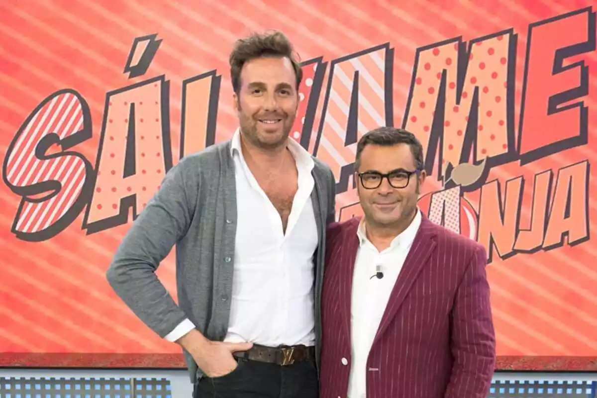 Raúl Prieto y Jorge Javier Vázquez posando sonrientes en el plató de ‘Sálvame’