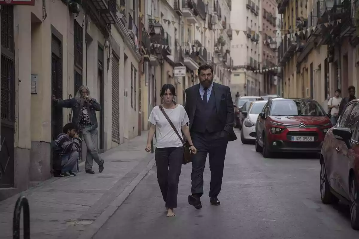 Fotografía de Vicky Luengo y Hovik Keuchkerian como protagonista de la serie Reina Roja de Prime Video