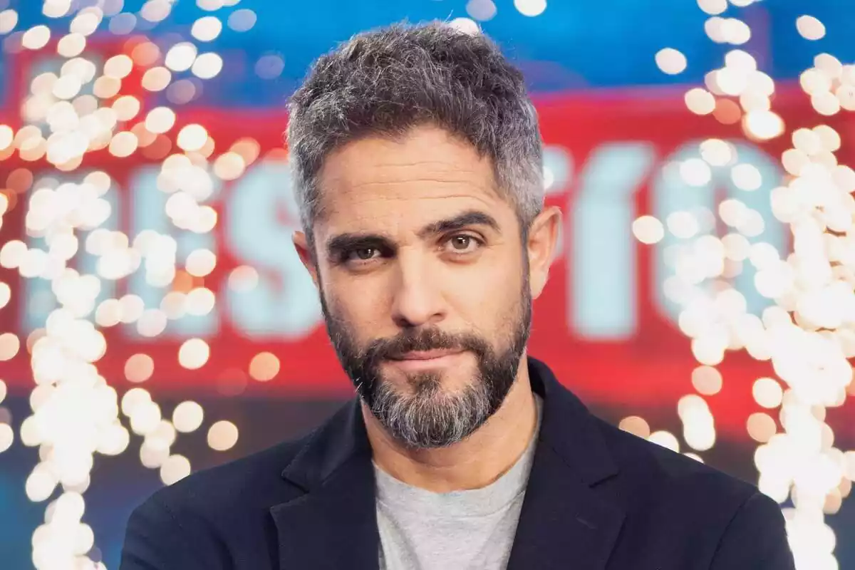 Primer plano de Roberto Leal como presentador de El Desafío de Antena 3