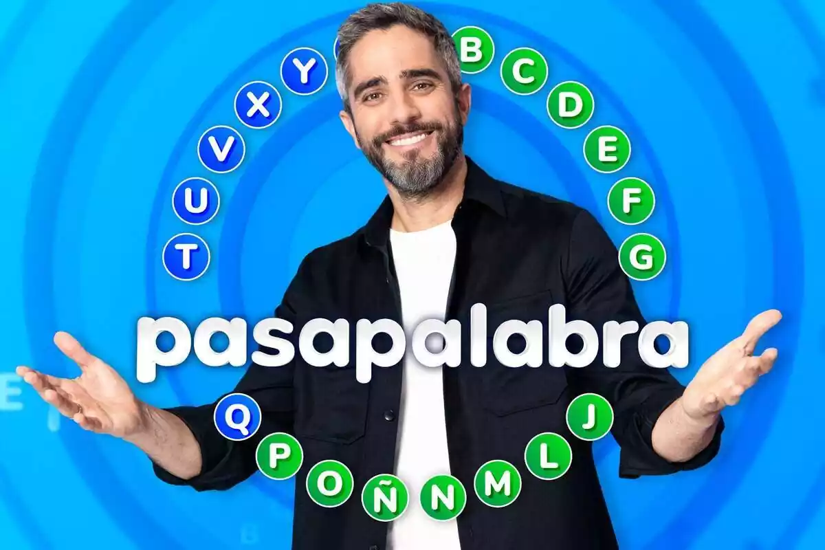 Posado de Roberto Leal como presentador de Pasapalabra, con el rosco