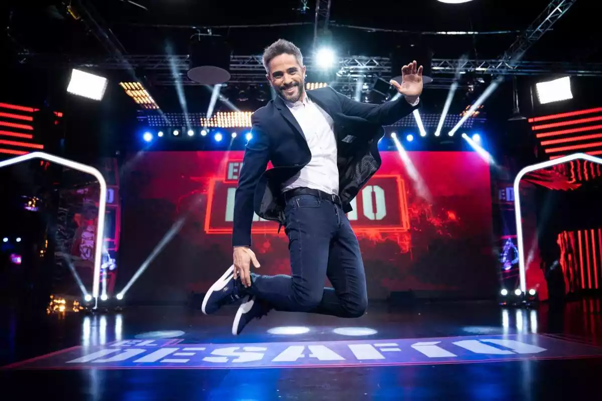 Posado de Roberto Leal saltando como presentador de El Desafío en Antena 3