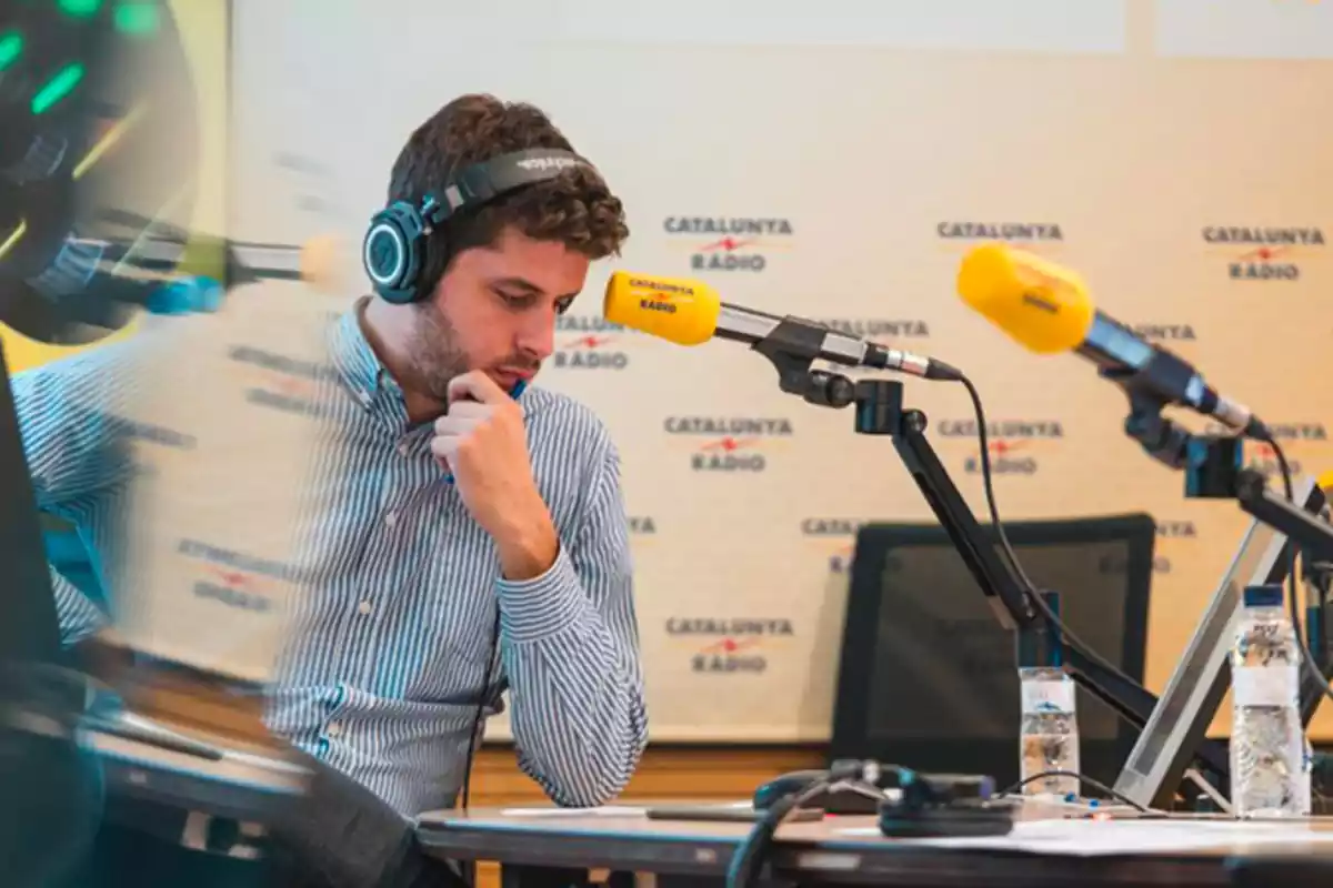 Roger Escapa, pensativo en el estudio de Catalunya Ràdio