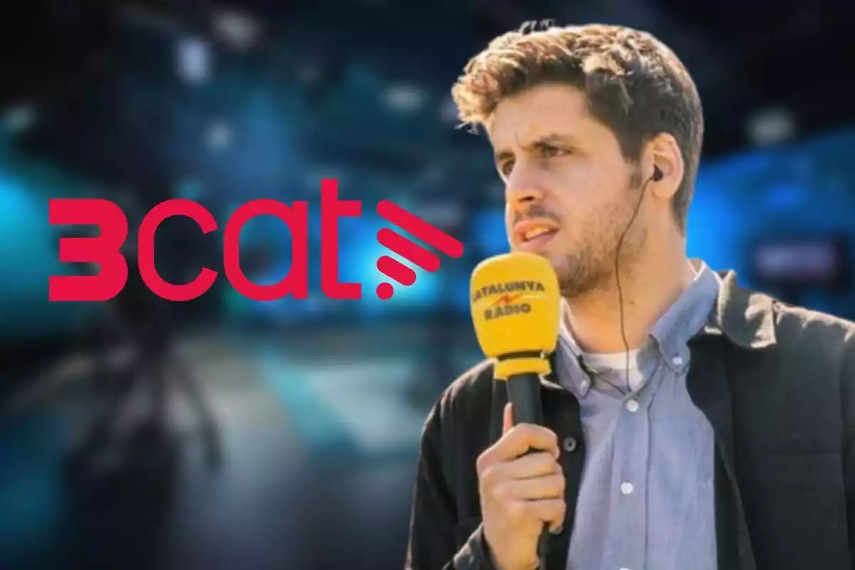 Roger Escapa con el micrófono de Catalunya Radio y un plató de fondo con el logo de 3Cat