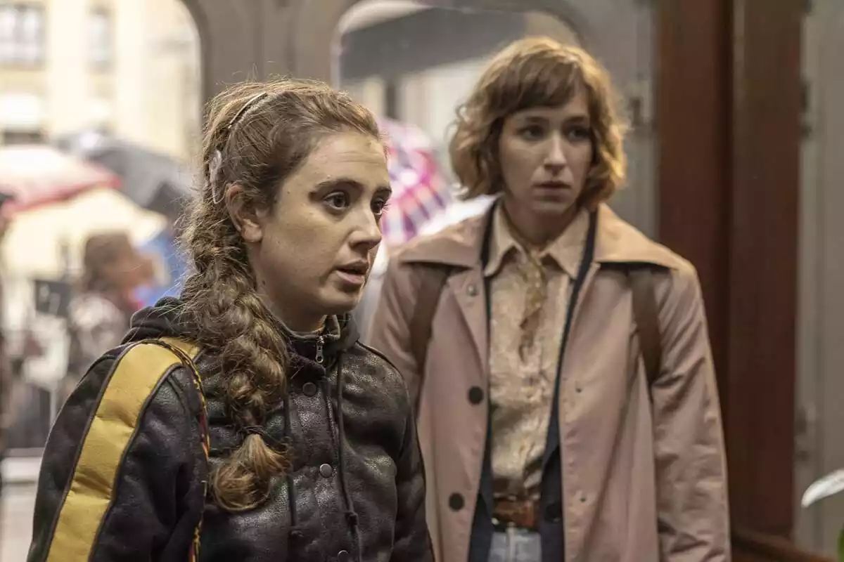 Fotografía de María Cerezuela y Edurne Azkarate como protagonistas de Romi, serie de Mediaset