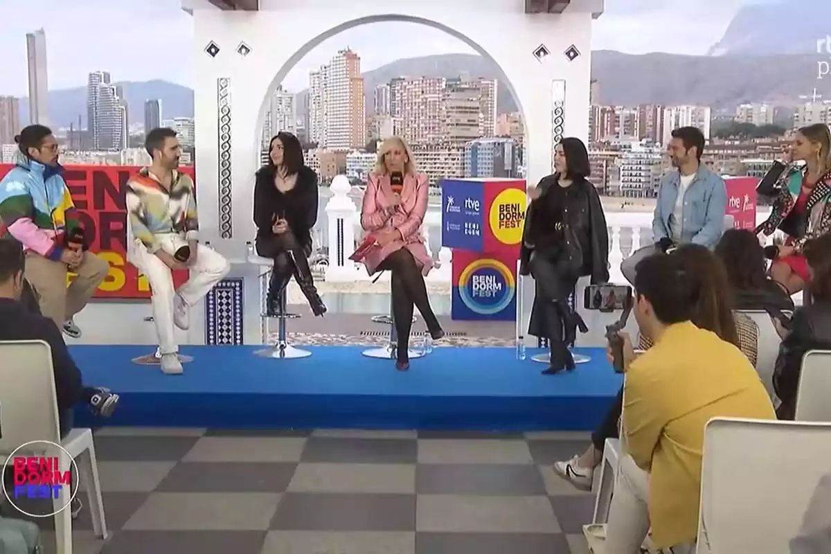 Captura de la rueda de prensa del Benidorm Fest: Ruth Lorenzo, Marc Calderó, Ana Prada, Inés Hernand, Aitor Albizua y Jordi Cruz