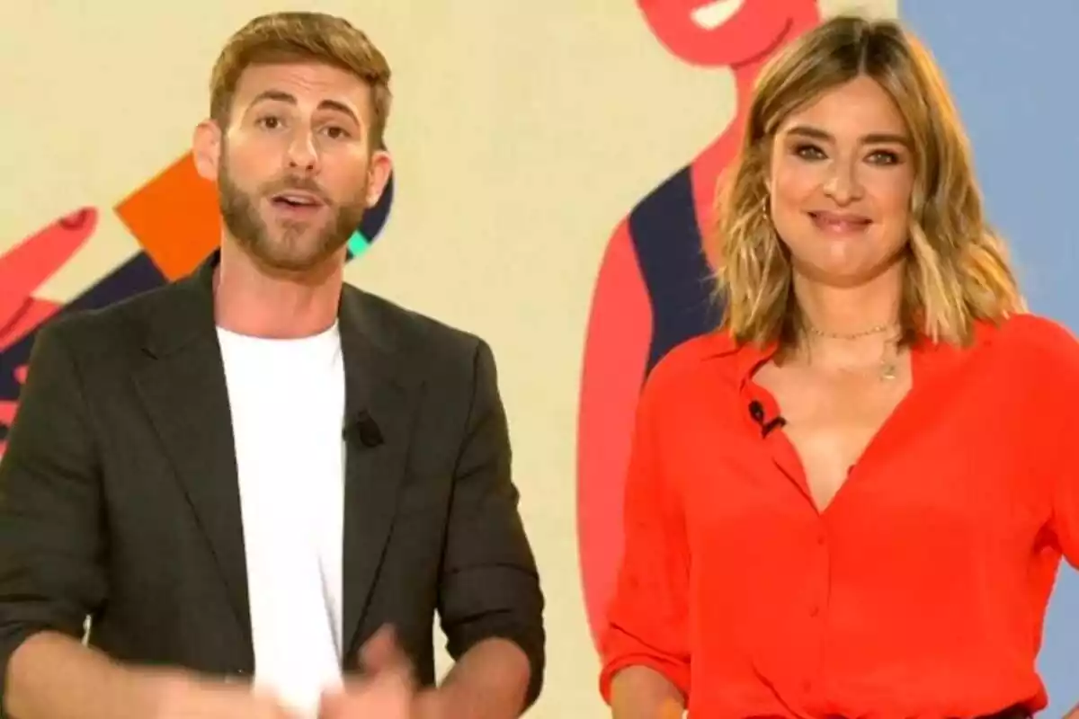 Sandra Barneda y César Muñoz mirando a cámara en Así es la vida de Telecinco