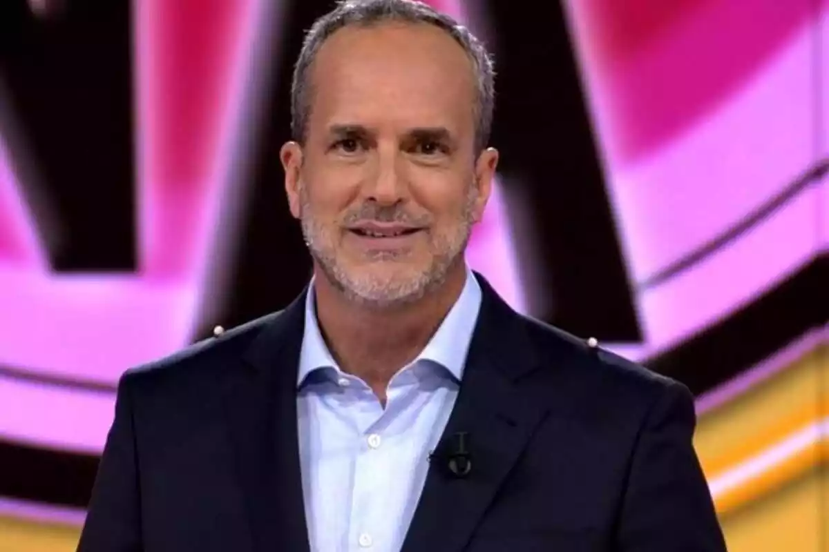 Posado de Santi Acosta como presentador de Telecinco