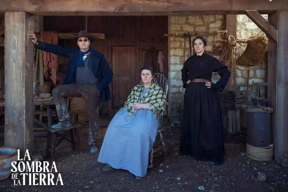 Fotografía de Adelfa Calvo, Carmelo Gómez y María Morales como protagonistas de La sombra de la tierra, nueva serie de atresplayer