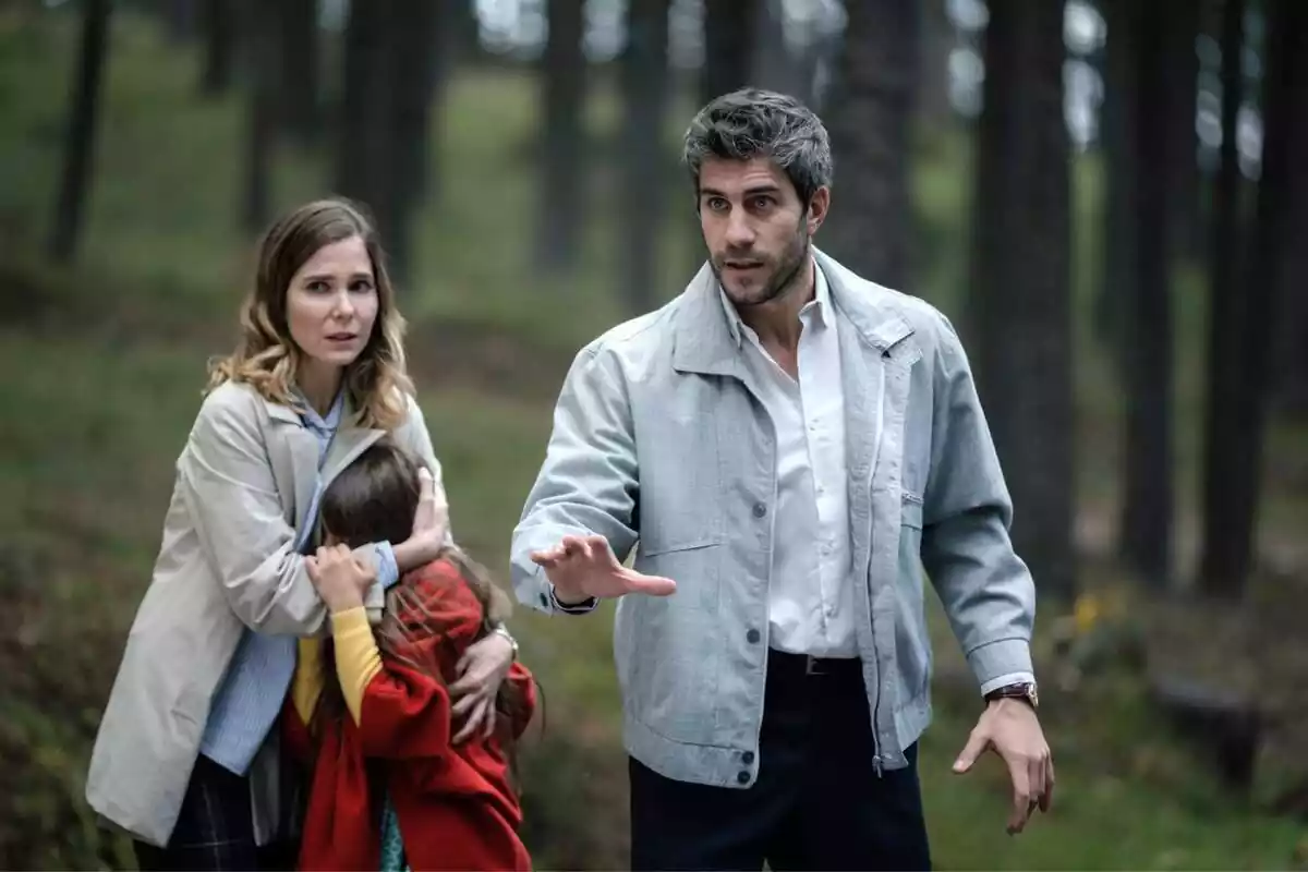 Captura de 'Sueños de Libertad' con Begoña protegiendo a una niña y Andrés con la mano alzada en un bosque