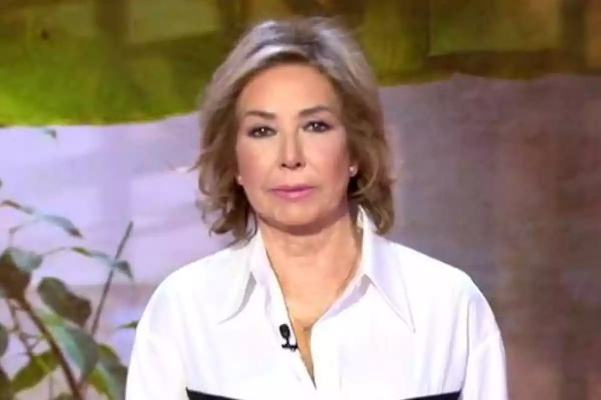 Ana Rosa Quintana presentando TardeAR este lunes 30 de octubre en Telecinco