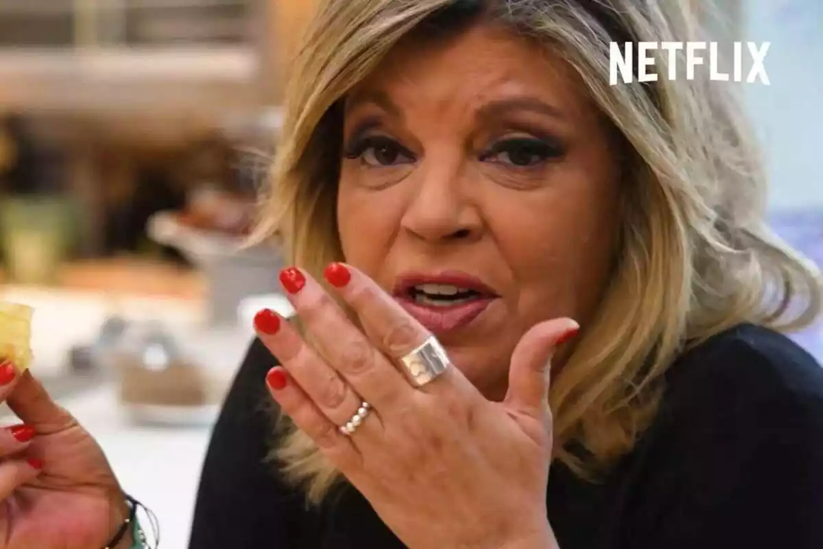 Terelu Campos con la mano en la boca mientras como en la promo de Netflix