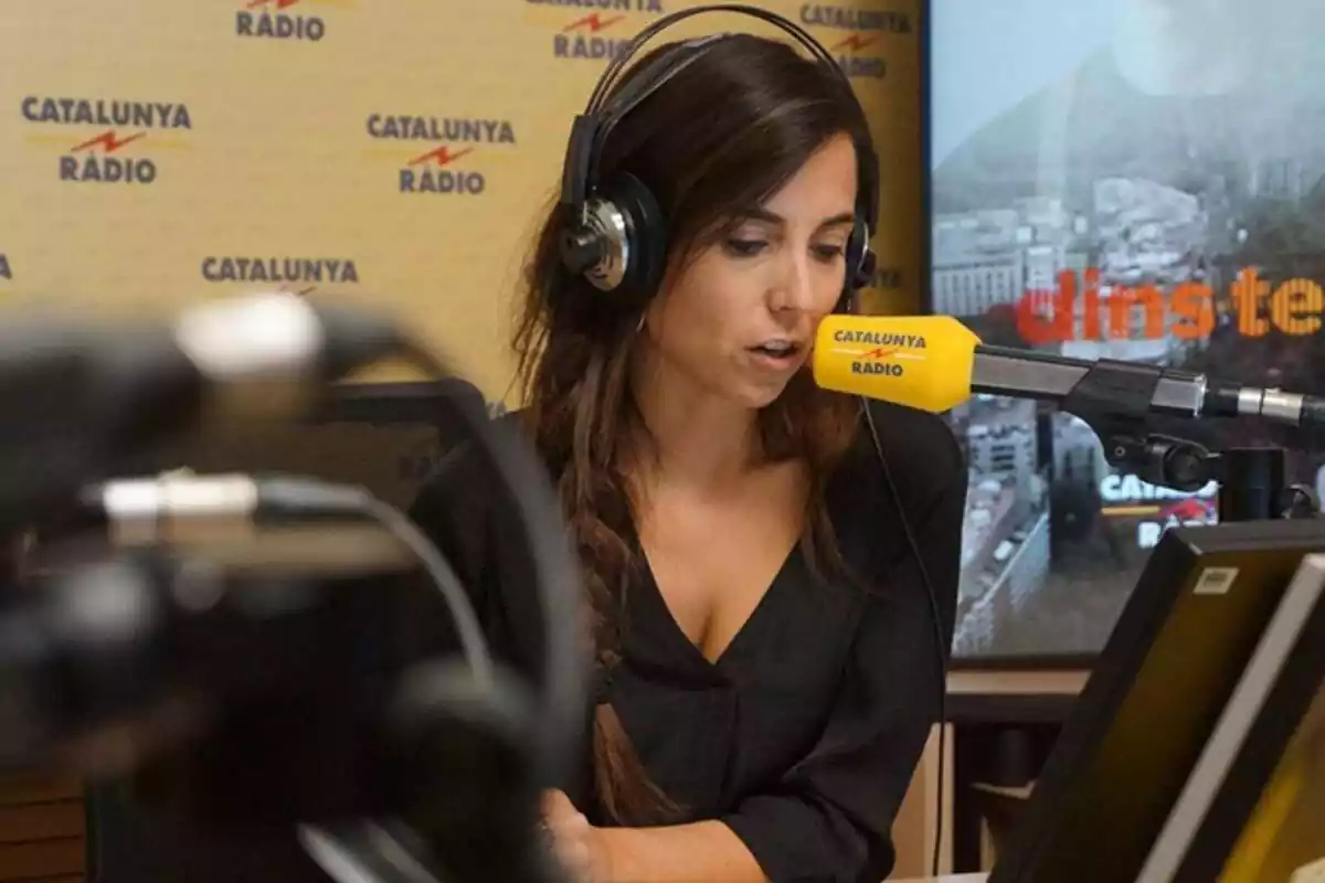 Plano corto de Laura Rosel en el plató de 'Catalunya Radio' hablando con un micro