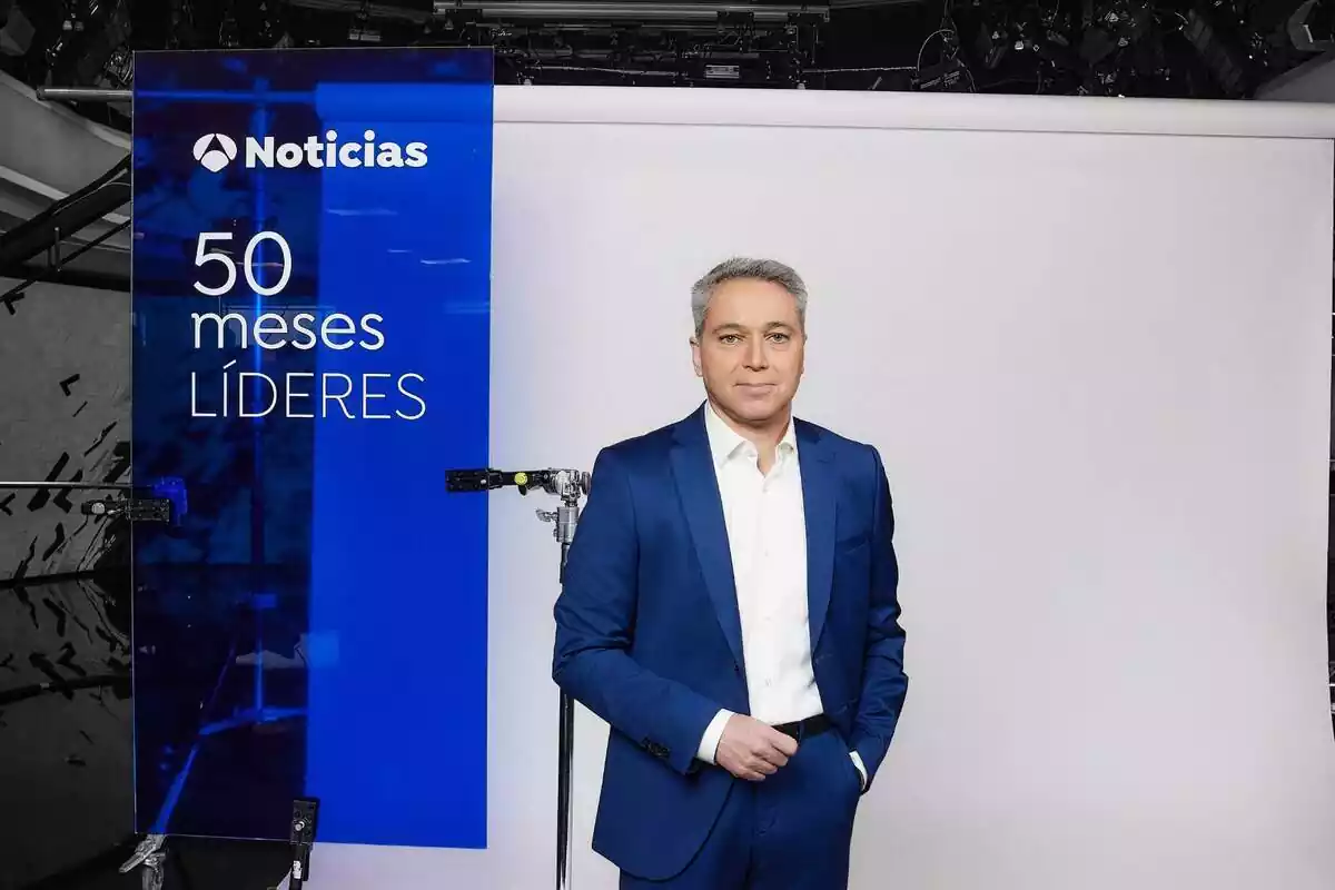 Posado de Vicente Vallés celebrando los 50 meses de liderazgo de Antena 3 Noticias