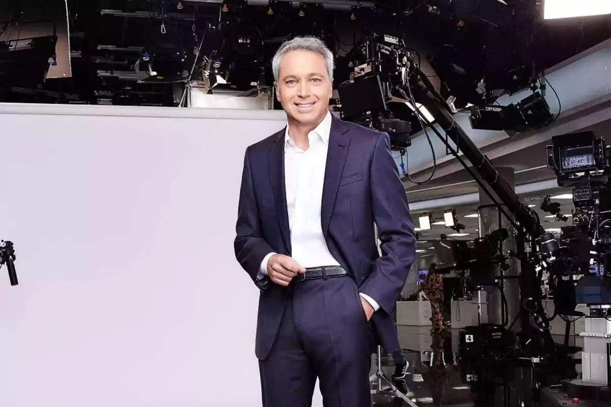 Vicente Vallés sonriendo en Antena 3 Noticias