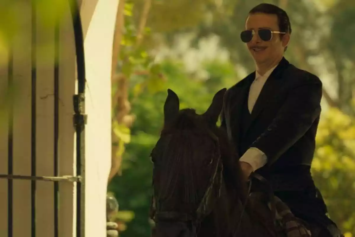 Victor Clavillo subido en un caballo como protagonista de EL Marqués, nueva serie de Telecinco