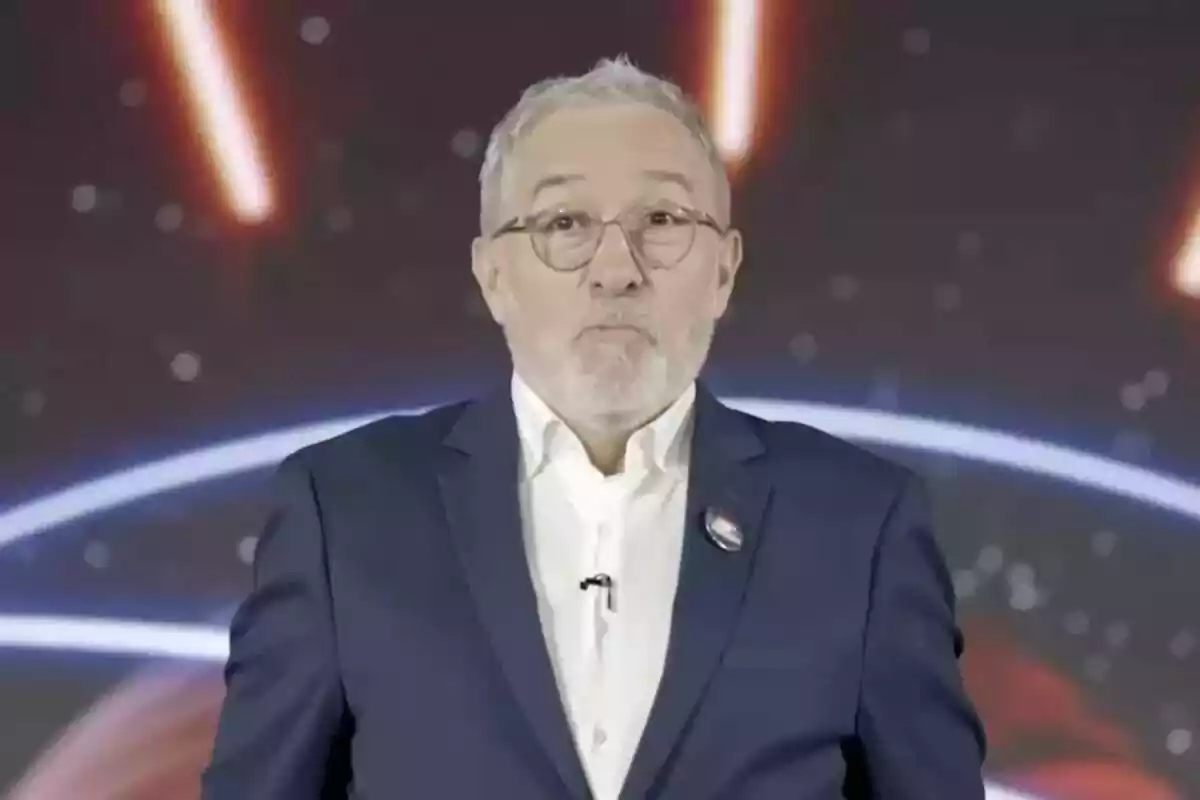 Captura de Xavier Sardà en la promo de Crónicas Marcianas en Telecinco