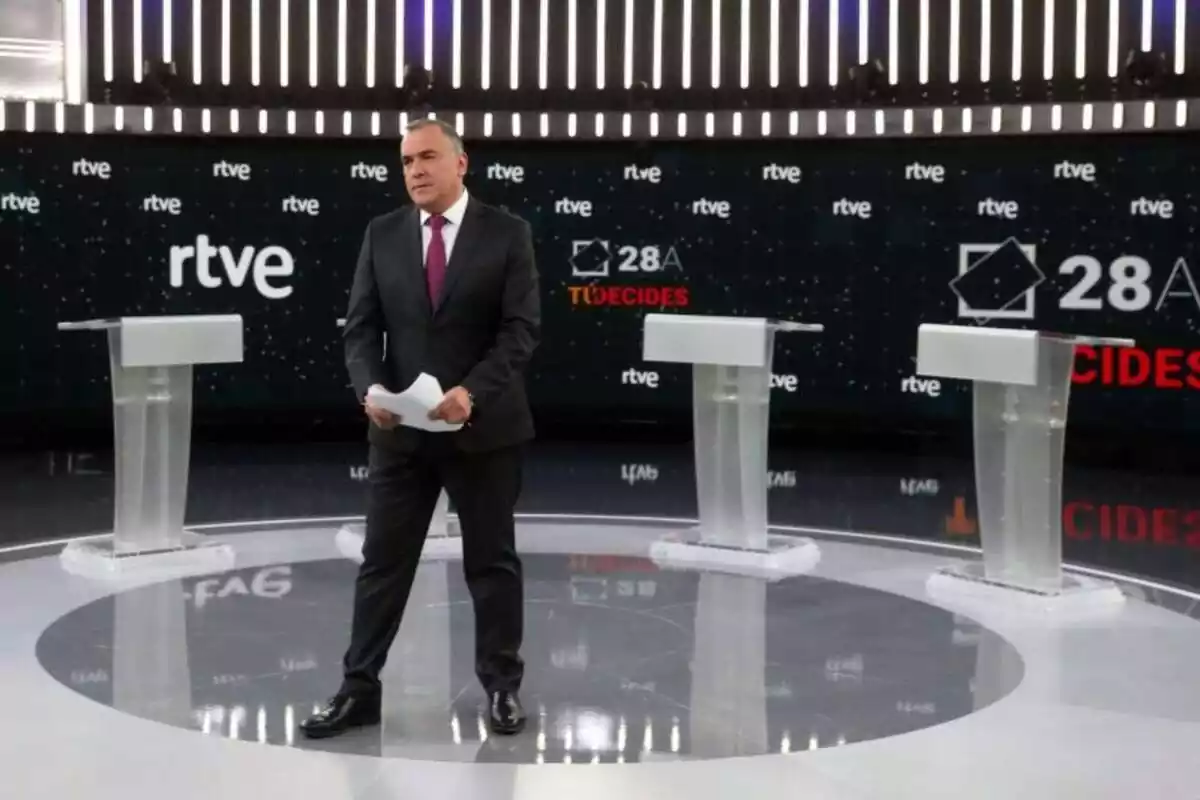 Xavier Fortes en un plató de debate electoral de RTVE