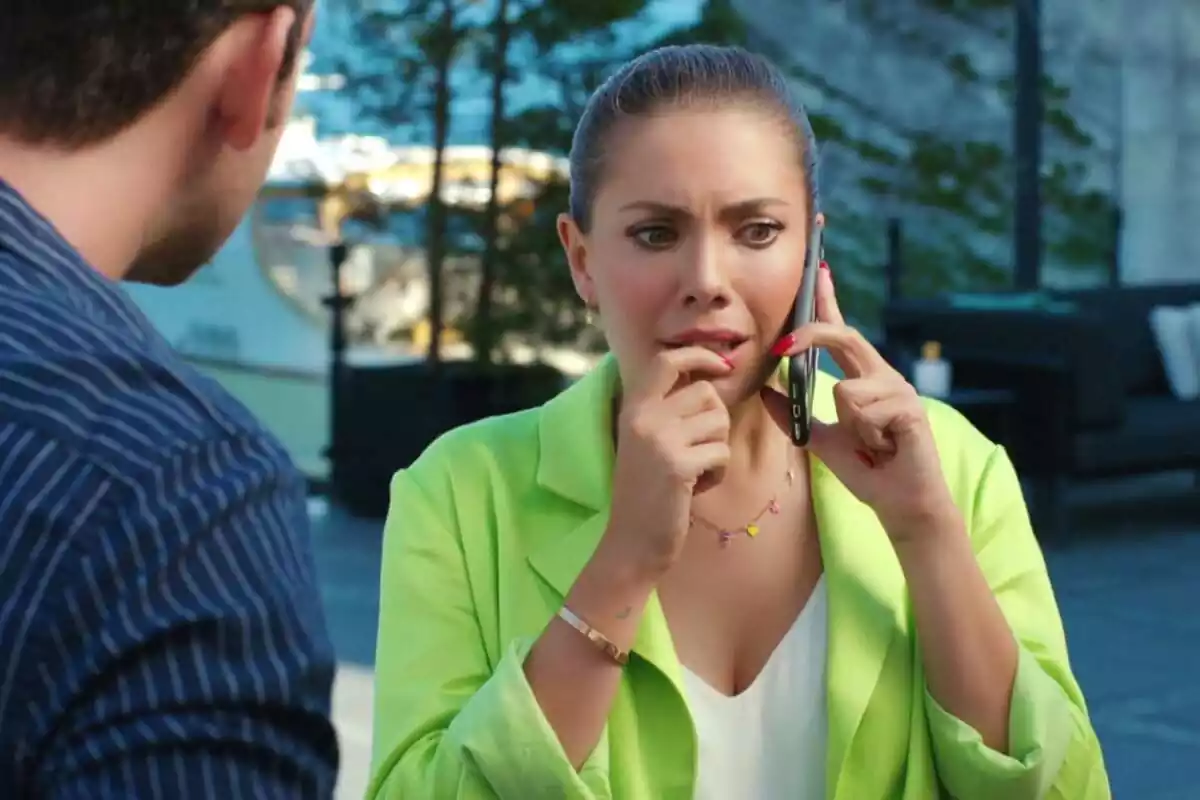 Plano corto de Yildiz hablando por teléfono en una escena de la serie 'Pecado Original' donde aparece con rostro serio